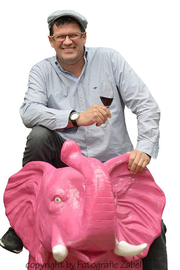 Alberto Moliterno mit dem rosa Elefanten — dem Wahrzeichen vor seinem Restaurant