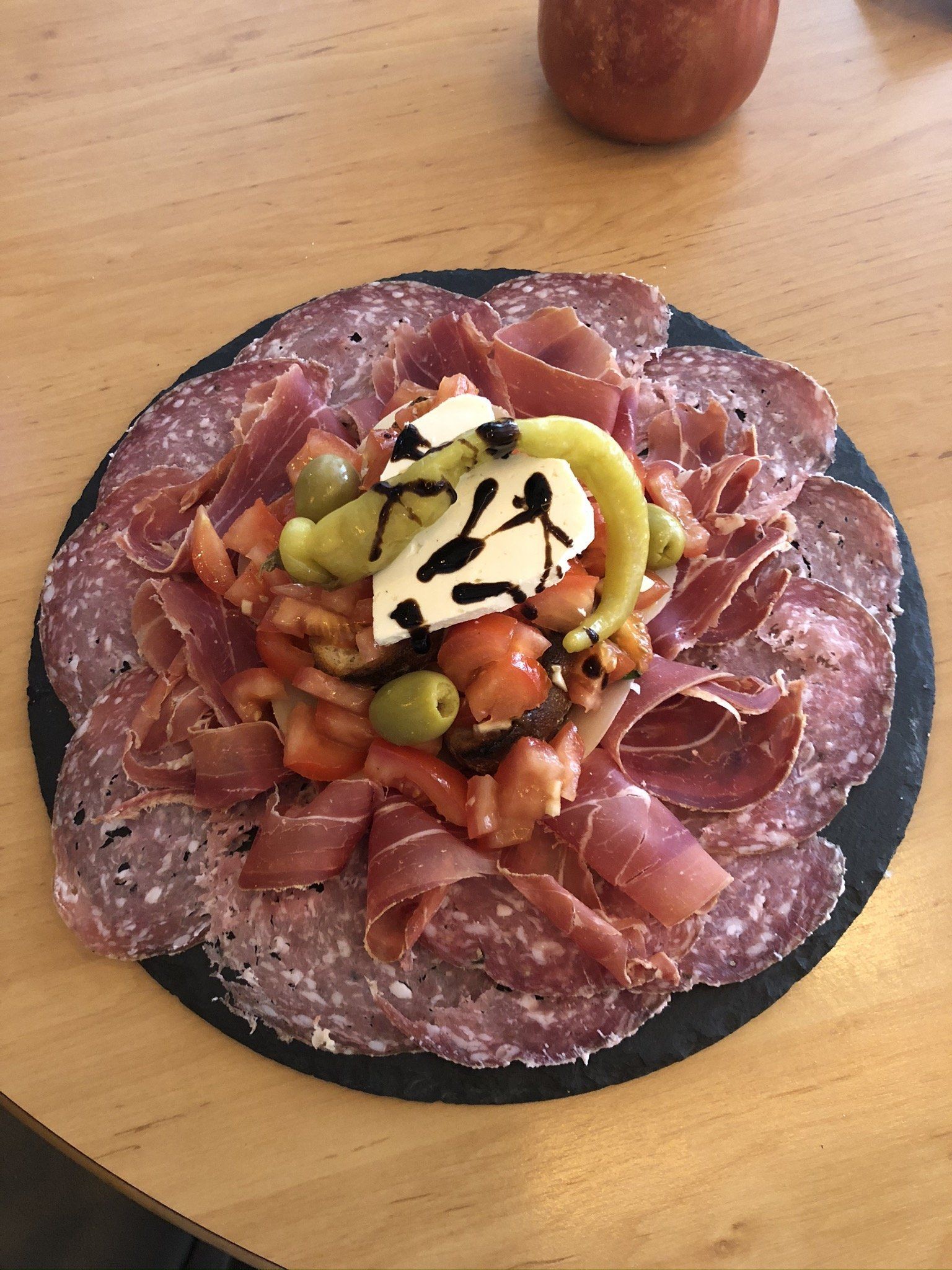 Italienische Antipasti — Salami, Parmaschinken, Mozzarella und mehr