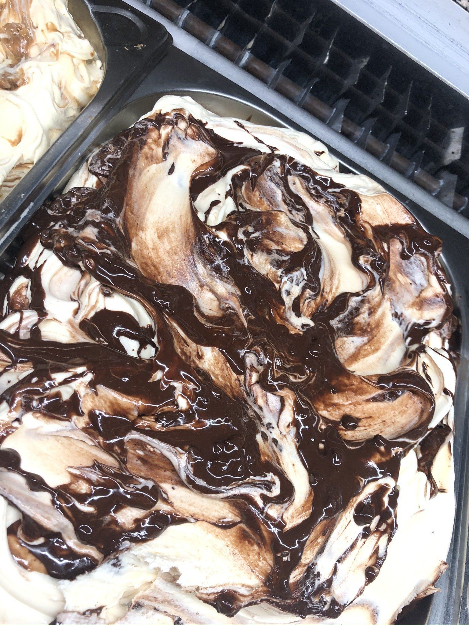 Selbsthergestelltes Stracciatella-Eis im Becher